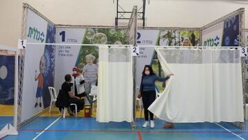 Hod Hasharon (---), 02/02/2021.- People get vaccinated against COVID19 in a gymnasium hall in Hod Hasharon near Tel Aviv, Israel, 02 February 2021. Israel is one of the first countries to to receive the vaccine and has so far vaccinated over three million of its around nine million citizens with the first dose of the coronavirus and two million have been given the second dose. EFE/EPA/ABIR SULTAN