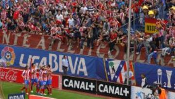 EUFORIA. Los jugadores rojiblancos celebran un gol junto a su afición.