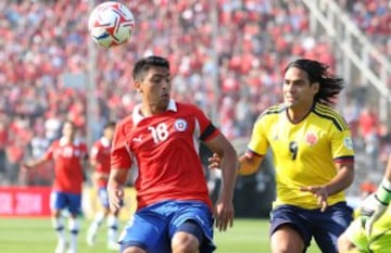 Futbol, Chile vs Colombia
Eliminatorias para Brasil 2014.
El jugador de la seleccion chilena Gonzalo Jara, izquierda, disputa el balon con Radamel Falcao de Colombia durante el partido clasificatorio al mundial de Brasil 2014 jugado en el estadio Monumental en Santiago, Chile.