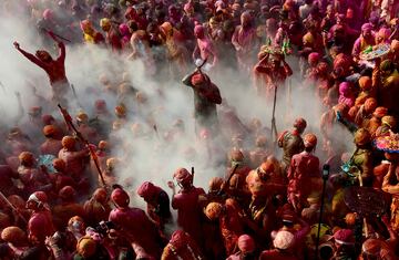 El Holi Festival es uno de los festivales más coloridos que se celebra en el mundo. La fiesta de colores se celebra durante dos días entre finales de febrero y principios de marzo. Los festejos comienzan con la última luna llena del mes lunar hindú (Phalguna). Este festivo acontecimiento se despliega en todo el país, donde una explosión de colores se eleva sobre una multitud que baila y se llena de alegría.