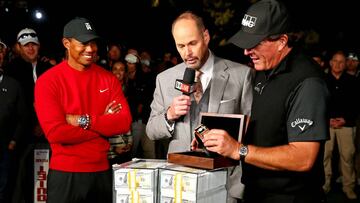 Phil Mickelson junto a Tiger Woods y el ansiado premio. 