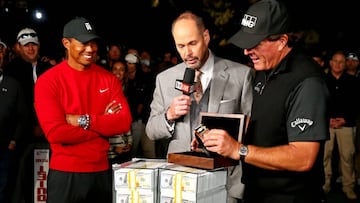 Phil Mickelson junto a Tiger Woods y el ansiado premio.