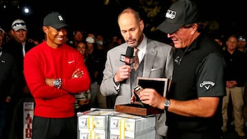 Phil Mickelson junto a Tiger Woods y el ansiado premio. 