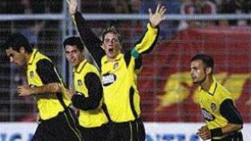 <b>EUFORIA</B>. Fernando Torres, escoltado por Nikolaidis, Jorge, Novo y Jorge, no puede ocultar su alegría por el gol de penalti que consiguió.