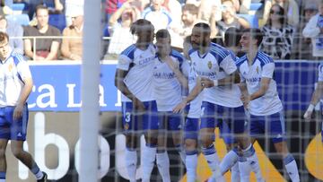 Los jugadores del Zaragoza celebran el gol de Bebé en El Alcoraz.