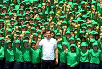 El brit¨¢nico Andy Murray se hace la foto de equipo anual con los recogepelotas del Abierto de Australia en Melbourne Park el pasado 12 de enero.