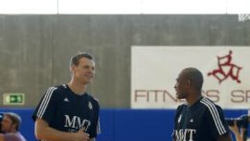 Martynas Pocius y Dontaye Draper hablan durante un entrenamiento del Real Madrid.