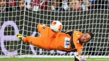 Beto en el momento de parar un penalti en la final de la Europa League.