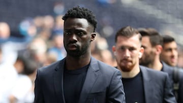 Davinson Sánchez antes de un partido de Tottenham por Premier League.