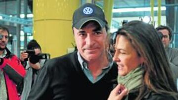 <b>EN CASA. </b>Carlos Sainz, a su llegada al aeropuerto de Barajas junto a su mujer, Reyes.