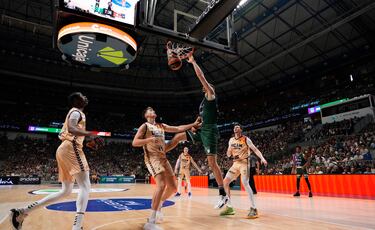 El UCAM sorprende al Unicaja y pone patas arriba el playoff