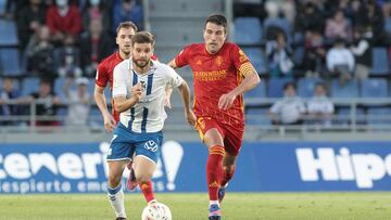 Zapater persigue a Mario González en el partido de la pasada temporada entre el Tenerife y el Zaragoza en el Heliodoro.