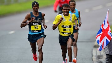 Mo Farah, Kenenisa Bekele y Haile Gebrselassie compiten en la Great North Run 2013 entre Newcastle y South Shields.