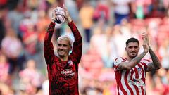 Soccer Football - LaLiga - Atletico Madrid v Osasuna - Metropolitano, Madrid, Spain - May 21, 2023 Atletico Madrid's Antoine Griezmann and Rodrigo de Paul applaud fans after the match REUTERS/Violeta Santos Moura