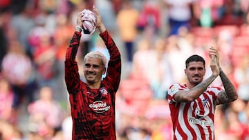 Soccer Football - LaLiga - Atletico Madrid v Osasuna - Metropolitano, Madrid, Spain - May 21, 2023 Atletico Madrid's Antoine Griezmann and Rodrigo de Paul applaud fans after the match REUTERS/Violeta Santos Moura