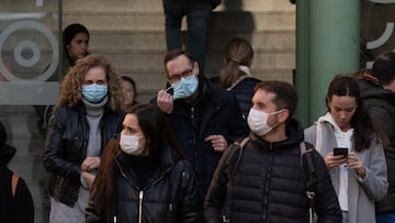 Varias personas con mascarillas, en el Hospital Clínic de Barcelona, a 8 de enero de 2024, en Barcelona, Catalunya (España). La ministra de Sanidad ha propuesto hoy a las CCAA, en el Consejo Interterritorial del Sistema Nacional de Salud, la vuelta de las mascarillas a centros sanitarios y sociosanitarios y farmacias. El consejo se celebra con el fin de "unificar criterios" para el abordaje de "los picos de virus respiratorios" que se han producido en los últimos días en España.
08 ENERO 2024;MASCARILLAS;GRIPE;COVID;CATALUÑA;CATALUNYA
David Zorrakino / Europa Press
08/01/2024