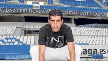 <b>DE VUELTA. </b>Juanito posó ayer para AS en La Rosaleda con las camisetas de Almería y Málaga.