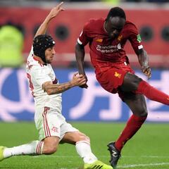 El árbitro rectificó su propia decisión en el penalti a Mané tras consultarlo con el VAR