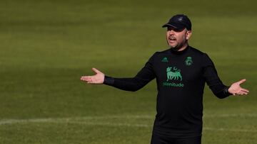 José Alberto López, entrenador del Racing, en La Albericia.
