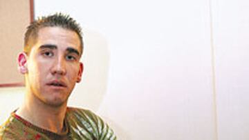 <B>LA CASTIGADA RODILLA DE JESÚS</B>. Jesús Manzano se operó
la rodilla izquierda hace cinco años, pero no volvió a tener problemas hasta que en la pasada Vuelta sufrió una tendinitis. Sometido a la presión de tener que terminar la carrera, las infiltraciones de cortisona fueron tan abundantes que ahora no puede montar en bicicleta. Cuando fuerza, se le hincha y le sale un hematona