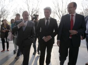 Alfredo Relaño charla con Miguel Guillén, presidente del Betis y Pepe Castro, presidente del Sevilla.