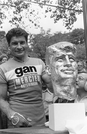 En la imagen, tomada el 18 de julio de 1976, Raymond Poulidor posa para las fotos tras recibir el prestigioso "Trophee d'Or" en Paris, al terminar su último Tour de Francia, que lo acabó en tercera posición.