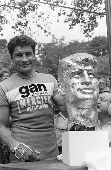 En la imagen, tomada el 18 de julio de 1976, Raymond Poulidor posa para las fotos tras recibir el prestigioso "Trophee d'Or" en Paris, al terminar su 迆ltimo Tour de Francia, que lo acab車 en tercera posici車n.