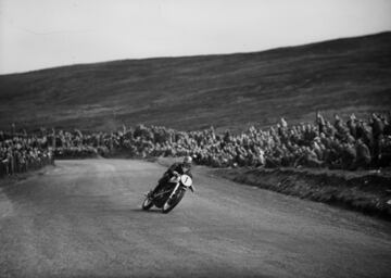 Geoff Duke, seis veces campeón del mundo de motociclismo y cinco veces ganador del TT Isla de Man, en la edición de 1951.