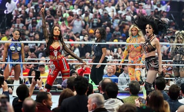 Brie Bella y Paige reaccionan ante el público antes del combate por el Campeonato Femenino por Parejas durante WrestleMania 42, celebrado en el Allegiant Stadium de Las Vegas.