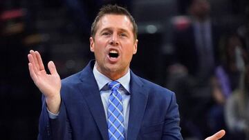 JGM22. SACRAMENTO (ESTADOS UNIDOS), 13/11/2018.- El entrenador de los Sacramento, Dave Joerger, reacciona durante su partido de la NBA disputado contra los San Antonio Spurs en el Golden 1 Center de Sacramento, California (EE.UU.), hoy, 12 de noviembre de 2018. EFE/ John G. Mabanglo PROHIBUDIO SU USO POR SHUTTERSTOCK