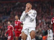Mbappé se lamenta de la derrota ante el Liverpool.