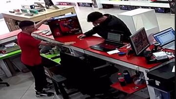 Joven llorando al comprar una PS5.