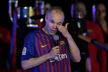 El Campeón del Mundo con España, permaneció 16 años en Barcelona, pero al ocaso de su carrera prefirió cambiar a un fútbol de menor nivel y a sus 35 años se encuentra con Vissel Kobe de Japón.