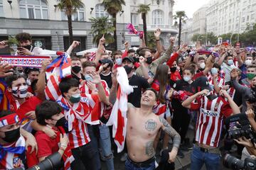 Algunos aficionados del Atltico de Madrid se acercaron a la fuente madrile?a de Neptuno para celebrar el ttulo de Liga conseguido.