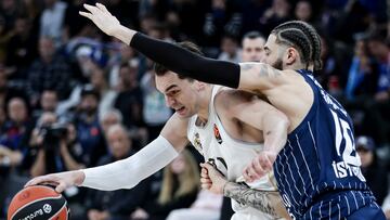 Hezonja, ante la defensa de Cordinier en uno de los ataques del Real Madrid.