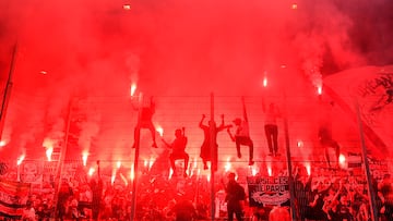 Aficionados del Paris Saint-Germain agitan bengalas durante el partido de Ligue 1 entre el RC Estrasburgo y el Paris Saint-Germain en el Stade de la Meinau el 27 de mayo de 2023 en Estrasburgo, Francia.