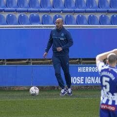 "Los que han difundido esos comentarios falsos no son del Alavés y no me preocupan"