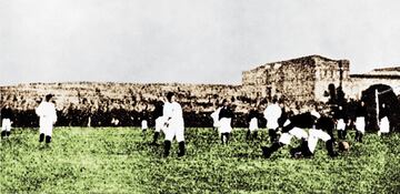 El 13 de mayo de 1902 se disputó el primer Madrid-Barcelona de la historia. Se considera, además, el primer partido oficial de los blancos en su centenaria historia. Ese encuentro estuvo marcado por la absoluta deportividad que tuvieron ambos equipos y de los espectadores presentes (se calcula que acudieron en torno a 2.000 personas). Se disputó en los terrenos que albergaba el Hipódromo de La Castellana, en Madrid, actualmente los Nuevos Ministerios. El partido acabó con triunfo azulgrana por 3-1, goles de Steinberg (dos) y Hans Gamper. Por parte madridista anotó Arthur Johnson, el primer instructor/entrenador que tuvieron los jugadores blancos.