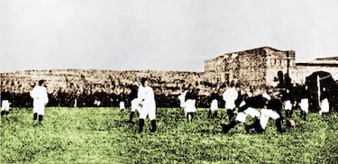 El 13 de mayo de 1902 se disputó el primer Madrid-Barcelona de la historia. Se considera, además, el primer partido oficial de los blancos en su centenaria historia. Ese encuentro estuvo marcado por la absoluta deportividad que tuvieron ambos equipos y de los espectadores presentes (se calcula que acudieron en torno a 2.000 personas). Se disputó en los terrenos que albergaba el Hipódromo de La Castellana, en Madrid, actualmente los Nuevos Ministerios. El partido acabó con triunfo azulgrana por 3-1, goles de Steinberg (dos) y Hans Gamper. Por parte madridista anotó Arthur Johnson, el primer instructor/entrenador que tuvieron los jugadores blancos.