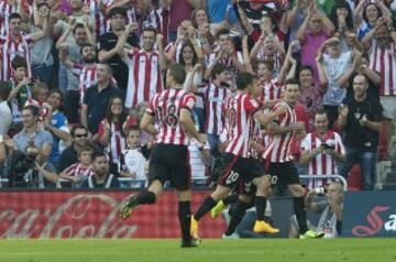 Los jugadores celebran el 1-0 de Aduriz. 