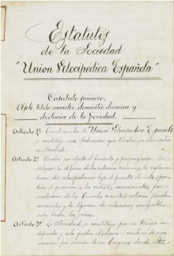La primera página de los estatutos de la Unión Velocipédica Española. La firma se produjo el 15 de noviembre de 1895
