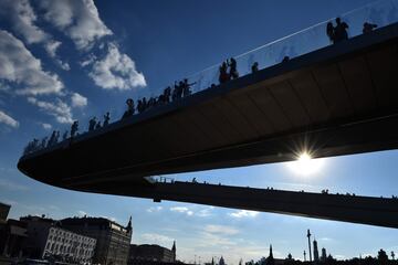 Los fanáticos de la música y el fútbol disfrutan de la vista desde una plataforma de observación que domina el río Moscú frente al Kremlin en Moscú.