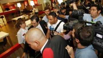 Llegada de Keylor Navas al aeropuerto de Madrid.