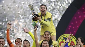 Jugadoras del América festejan el segundo título en la historia del club, y por primera vez en casa.
