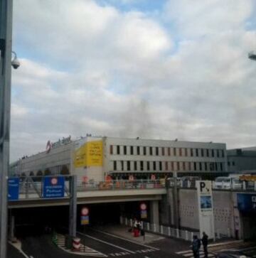 Columna de humo en la terminal de salidas del aeropuerto internacional de Bruselas.