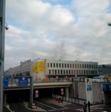 Columna de humo en la terminal de salidas del aeropuerto internacional de Bruselas. 