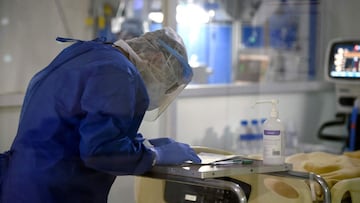 A doctor takes notes in the Intensive Care area for Covid-19 patients at the Hospital Polanco Coacalco in the municipality of Coacalco, State of Mexico, on August 6, 2021. - The thrid wave of the pandemic in Mexico hits specially young people, but also ar