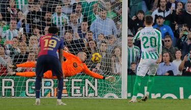 El centrocampista argentino del Betis, Giovani Lo Celso, marca de penalti el 1-1 al Barcelona. 