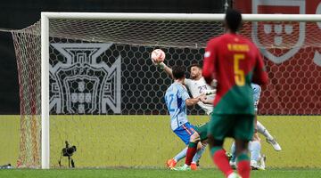 Unai Simón desvía un lanzamiento de Diogo Jota.