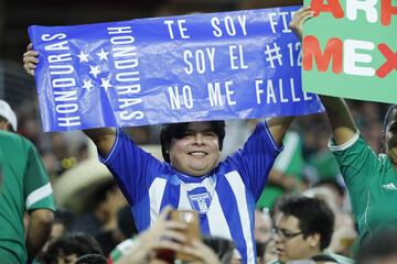 COP06. PHOENIX (ARIZONA, EE.UU.), 20/07/2017. Fanáticos apoyan a Honduras previo al partido de la selección mexicana contra Honduras por la Copa de Oro hoy, jueves 20 de julio de 2017, en el Estadio de la Universidad de Phoenix, en Arizona (EE.UU.) EFE/José Méndez